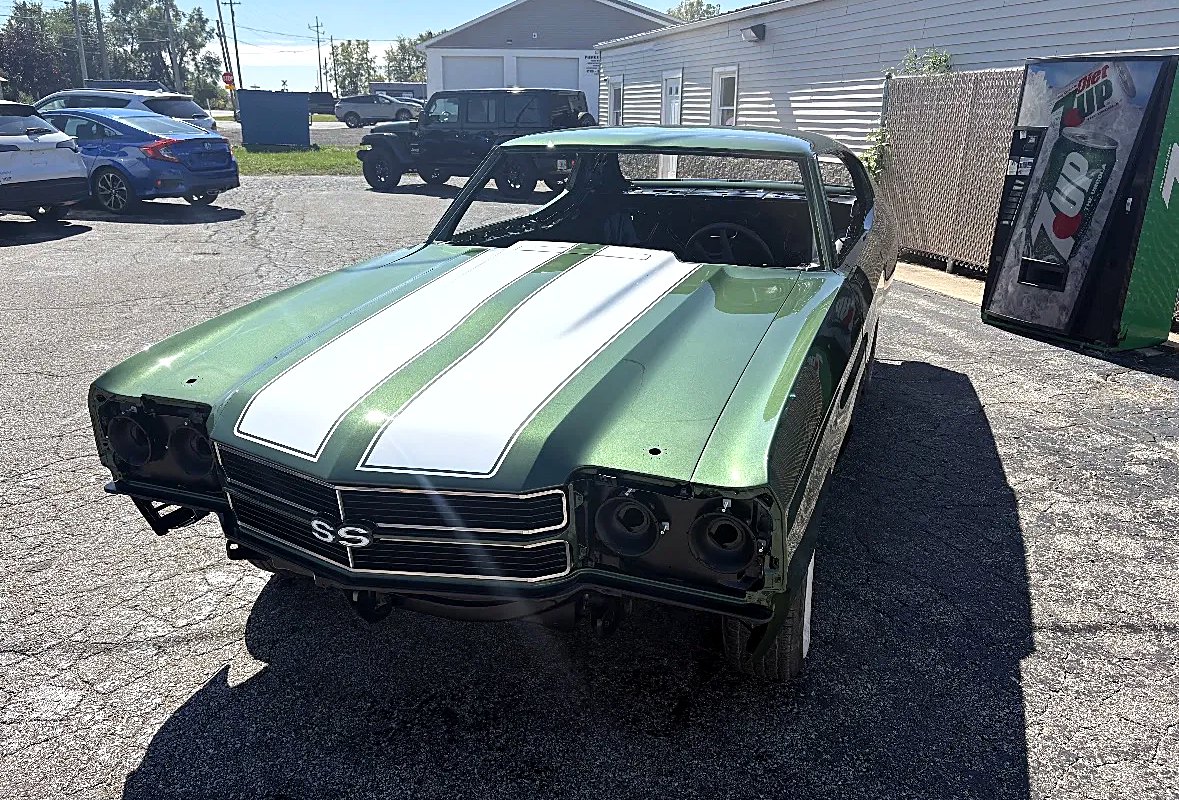 Chevelle SS from the front: green with white racing stripes